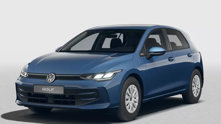 Blauer VW Golf mit fünf Türen, LED-Scheinwerfern und Radkappen, Frontansicht leicht von rechts