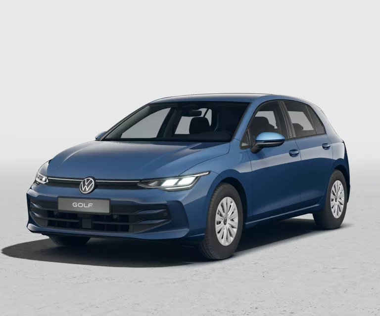 Blauer VW Golf mit fünf Türen, LED-Scheinwerfern und Radkappen, Frontansicht leicht von rechts