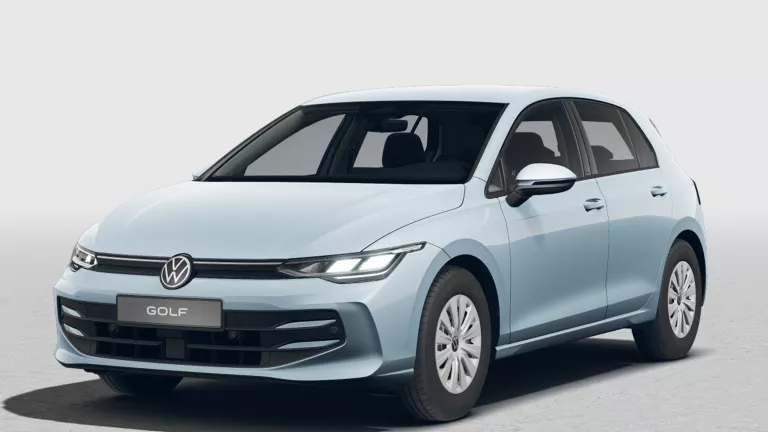 Ein eisblauer VW Golf steht im Winkel