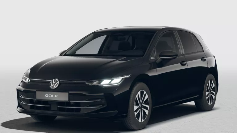 Schwarzer VW Golf ENERGY mit fünf Türen, LED-Scheinwerfern und Radkappen, Frontansicht leicht von rechts