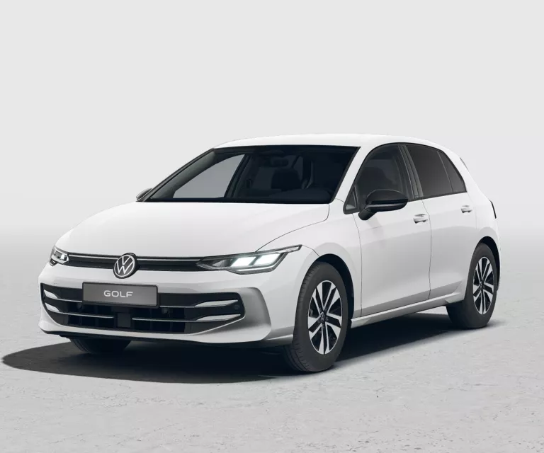 Weißer VW Golf mit fünf Türen, LED-Scheinwerfern und Radkappen, Frontansicht leicht von rechts