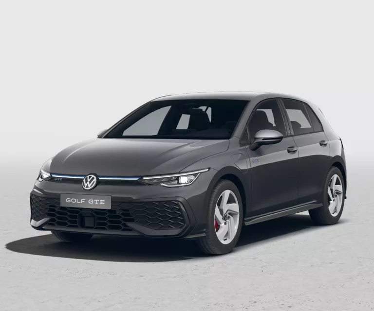 Delfingrauer VW Golf GTE mit fünf Türen, LED-Scheinwerfern und Radkappen, Frontansicht leicht von rechts