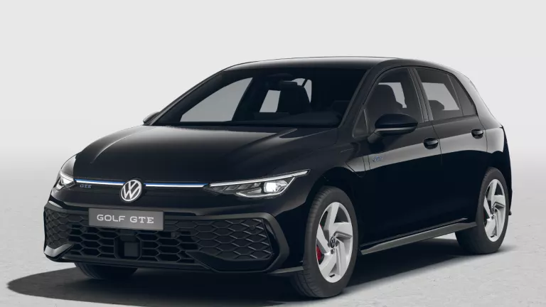 Schwarzer VW Golf GTE mit fünf Türen, Frontansicht leicht von rechts