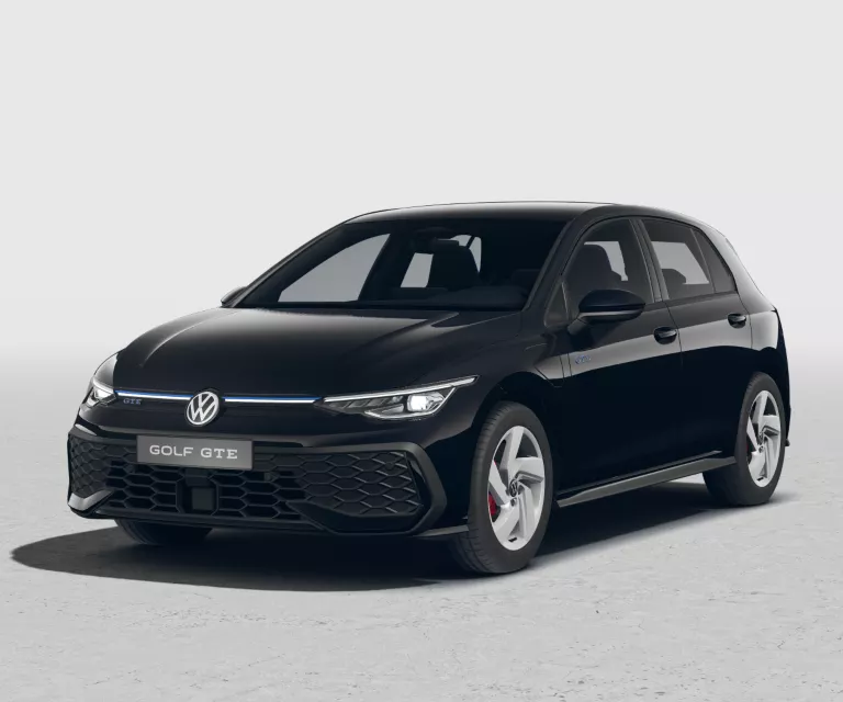 Schwarzer VW Golf GTE mit fünf Türen, Frontansicht leicht von rechts