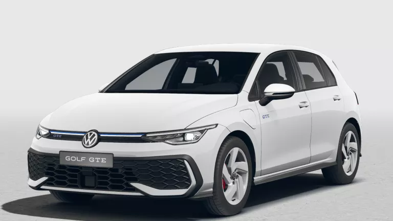 Weißer VW Golf GTE mit fünf Türen, LED-Scheinwerfern und Radkappen, Frontansicht leicht von rechts