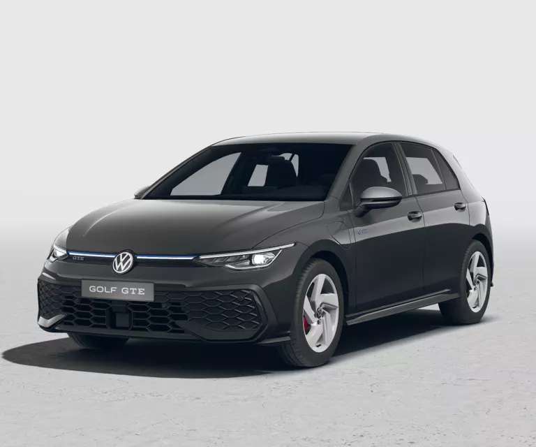 Grauer VW Golf GTE mit fünf Türen, LED-Scheinwerfern und Radkappen, Frontansicht leicht von rechts