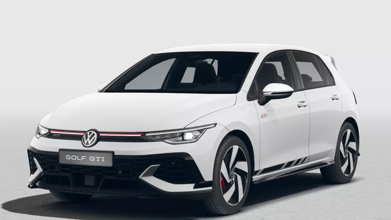 Weißer VW Golf GTI mit fünf Türen, LED-Scheinwerfern und Radkappen, Frontansicht leicht von rechts