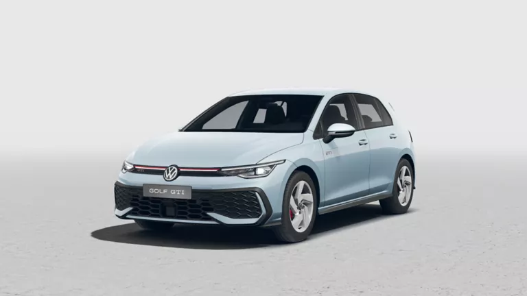 Eisblauer VW Golf GTI mit fünf Türen, LED-Scheinwerfern und Radkappen, Frontansicht leicht von rechts