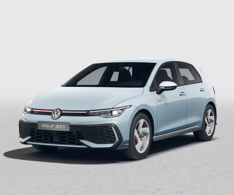 Eisblauer VW Golf GTI mit fünf Türen, LED-Scheinwerfern und Radkappen, Frontansicht leicht von rechts