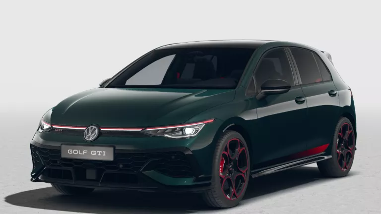 Dunkelgrüner VW Golf GTI EDITION 50 mit fünf Türen, LED-Scheinwerfern und Radkappen, Frontansicht leicht von rechts