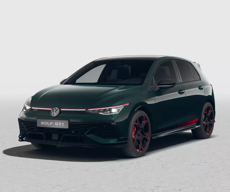 Dunkelgrüner VW Golf GTI EDITION 50 mit fünf Türen, LED-Scheinwerfern und Radkappen, Frontansicht leicht von rechts