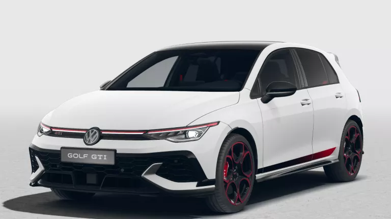 Wei-schwarzer VW Golf GTI EDITION 50 mit fünf Türen, LED-Scheinwerfern und Radkappen, Frontansicht leicht von rechts