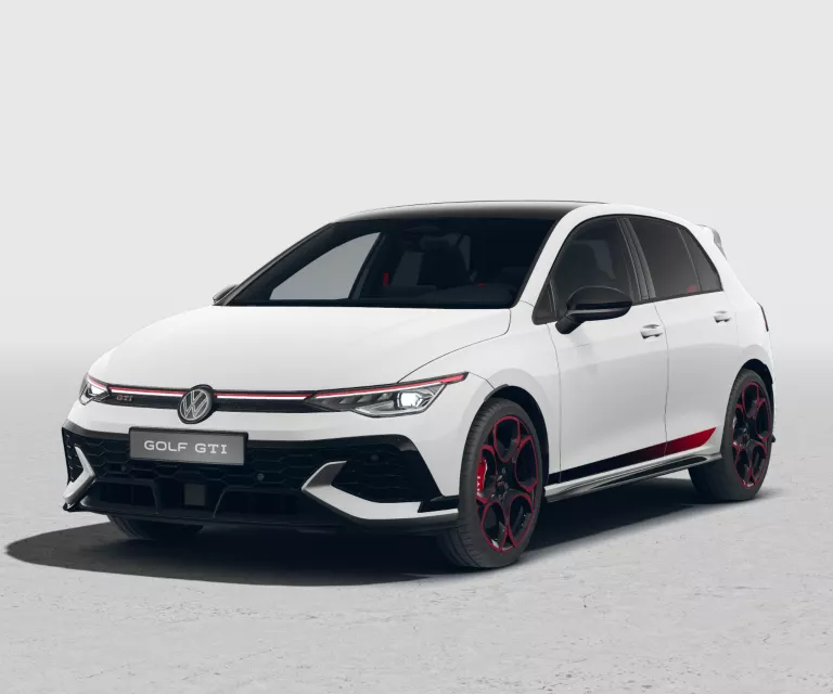 Wei-schwarzer VW Golf GTI EDITION 50 mit fünf Türen, LED-Scheinwerfern und Radkappen, Frontansicht leicht von rechts