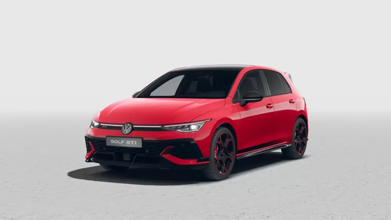 Roter VW Golf GTI EDITION 50 mit fünf Türen, LED-Scheinwerfern und Radkappen, Frontansicht leicht von rechts