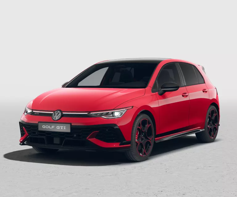 Roter VW Golf GTI EDITION 50 mit fünf Türen, LED-Scheinwerfern und Radkappen, Frontansicht leicht von rechts