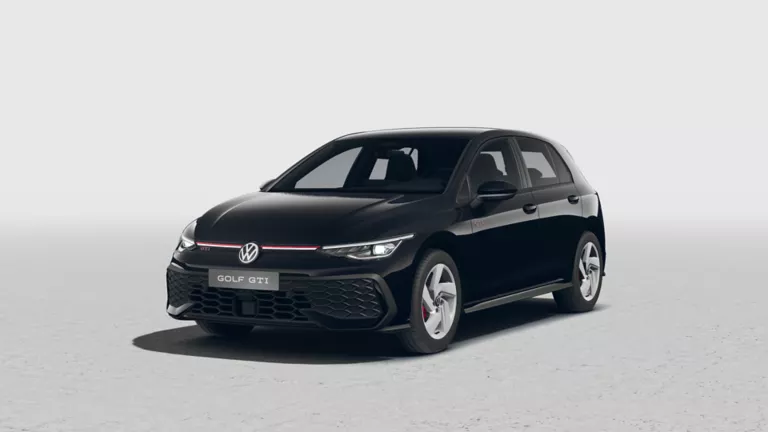 Schwarzer VW Golf GTI mit fünf Türen, LED-Scheinwerfern und Radkappen, Frontansicht leicht von rechts