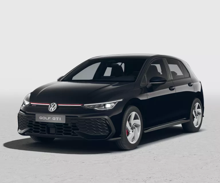 Schwarzer VW Golf GTI mit fünf Türen, LED-Scheinwerfern und Radkappen, Frontansicht leicht von rechts