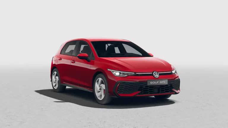 Roter VW Golf GTI mit fünf Türen, LED-Scheinwerfern und Radkappen, Frontansicht leicht von rechts
