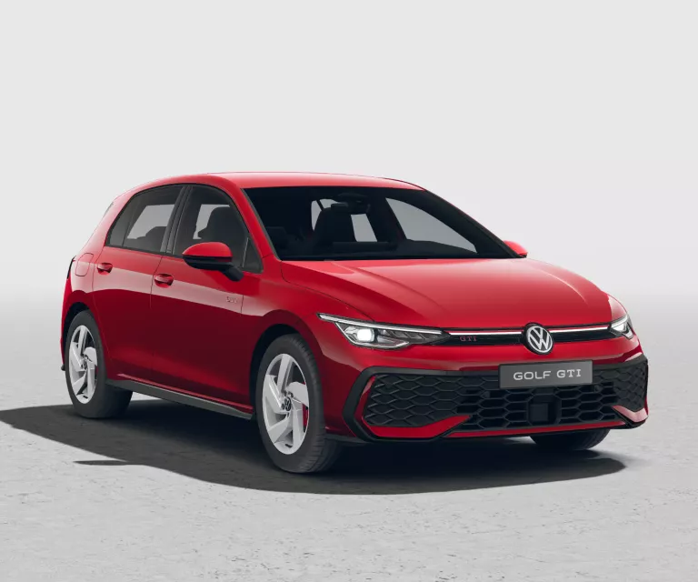 Roter VW Golf GTI mit fünf Türen, LED-Scheinwerfern und Radkappen, Frontansicht leicht von rechts