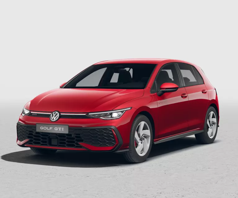 Roter VW Golf GTI mit fünf Türen, LED-Scheinwerfern und Radkappen, Frontansicht leicht von rechts