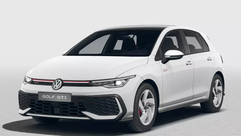 Weißer VW Golf GTI mit fünf Türen, LED-Scheinwerfern und Radkappen, Frontansicht leicht von rechts