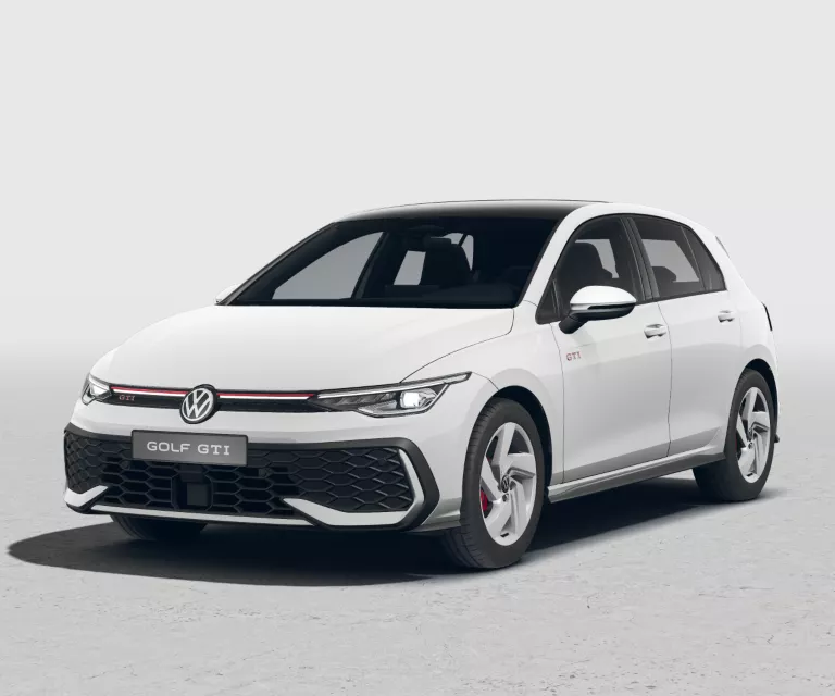 Weißer VW Golf GTI mit fünf Türen, LED-Scheinwerfern und Radkappen, Frontansicht leicht von rechts