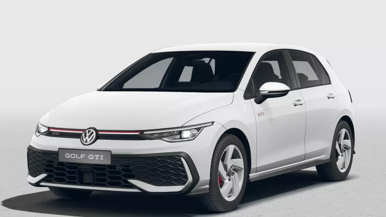 Weißer VW Golf GTI mit fünf Türen, LED-Scheinwerfern und Radkappen, Frontansicht leicht von rechts
