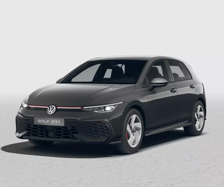 Grauer VW Golf GTI mit fünf Türen, LED-Scheinwerfern und Radkappen, Frontansicht leicht von rechts