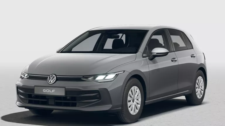 Grauer VW Golf mit fünf Türen, LED-Scheinwerfern und Radkappen, Frontansicht leicht von rechts