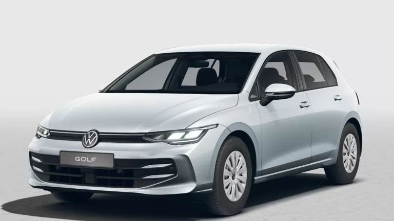 Silberner VW Golf mit fünf Türen, LED-Scheinwerfern und Radkappen, Frontansicht leicht von rechts