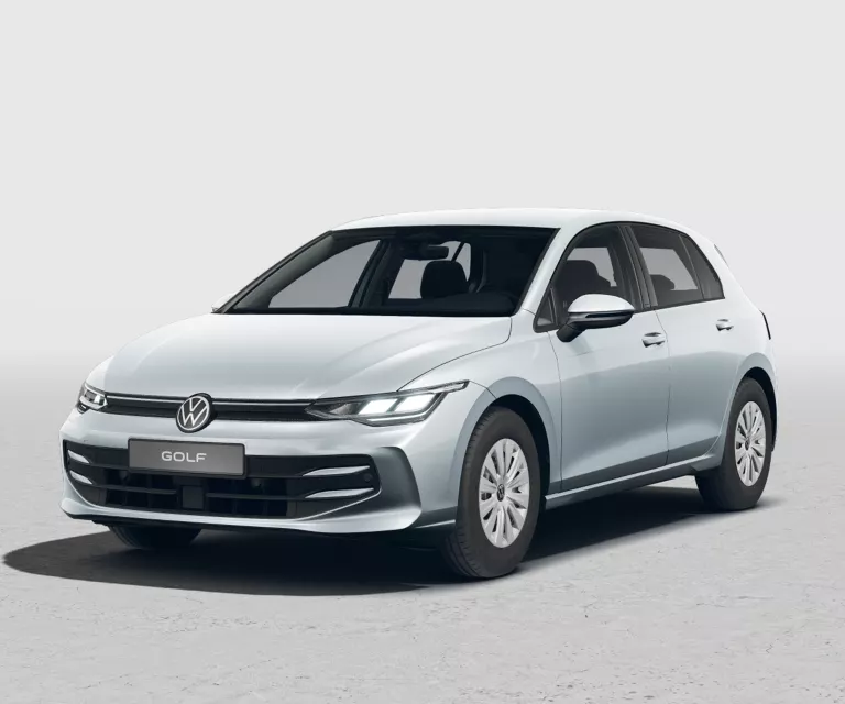 Silberner VW Golf mit fünf Türen, LED-Scheinwerfern und Radkappen, Frontansicht leicht von rechts