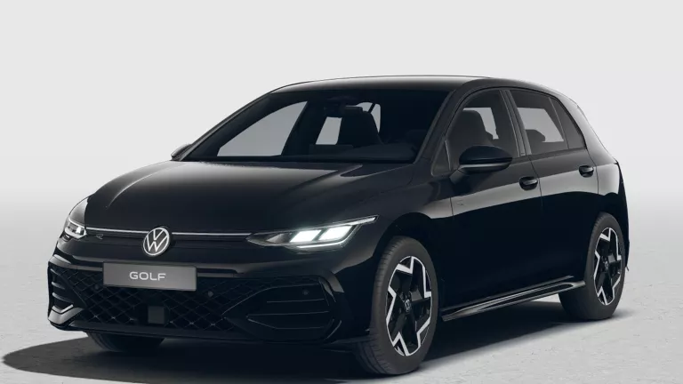 Dunkelgrauer VW Golf mit fünf Türen, LED-Scheinwerfern und Radkappen, Frontansicht leicht von rechts