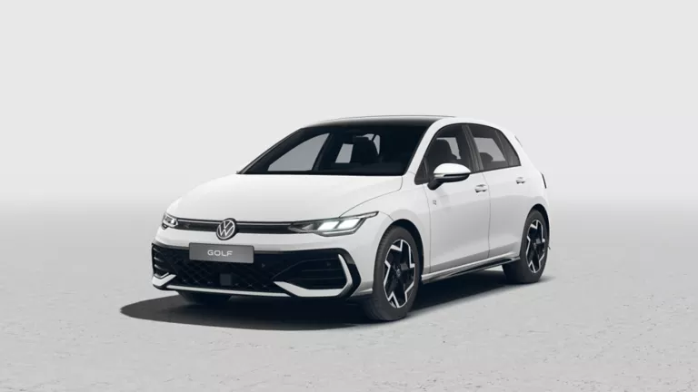 Weiß Schwarzer VW Golf mit fünf Türen, LED-Scheinwerfern und Radkappen, Frontansicht leicht von rechts