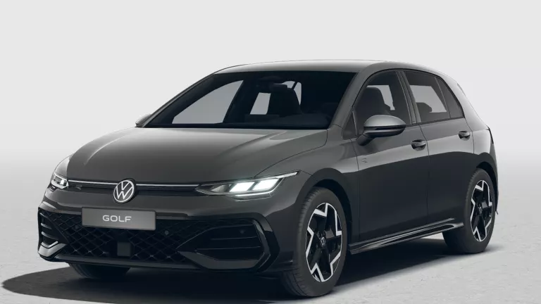 Dunkelgrauer VW Golf mit fünf Türen, LED-Scheinwerfern und Radkappen, Frontansicht leicht von rechts
