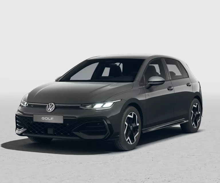 Dunkelgrauer VW Golf mit fünf Türen, LED-Scheinwerfern und Radkappen, Frontansicht leicht von rechts