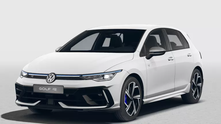 Weißer VW Golf R mit fünf Türen, LED-Scheinwerfern und Radkappen, Frontansicht leicht von rechts