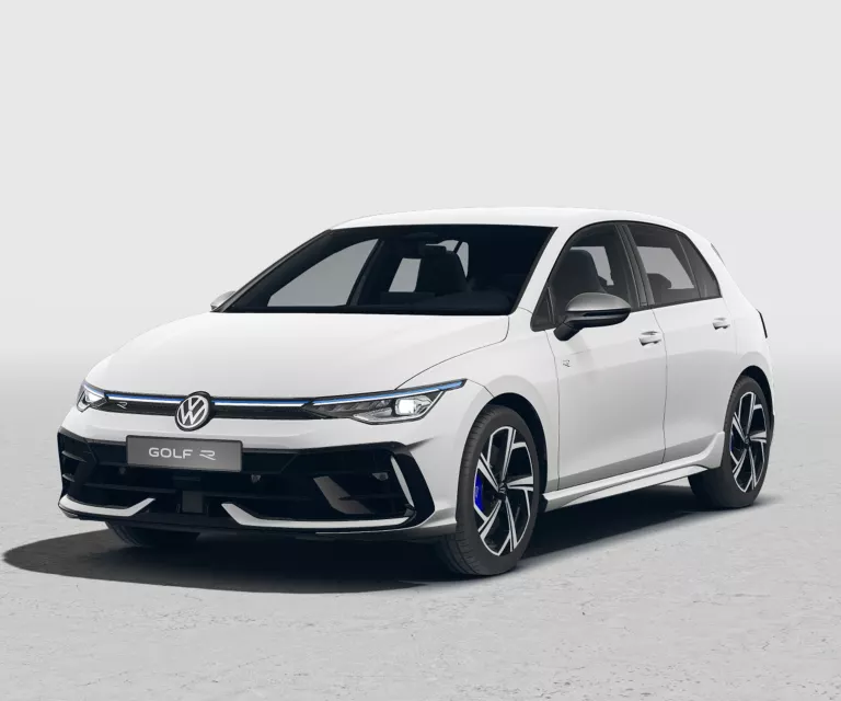 Weißer VW Golf R mit fünf Türen, LED-Scheinwerfern und Radkappen, Frontansicht leicht von rechts