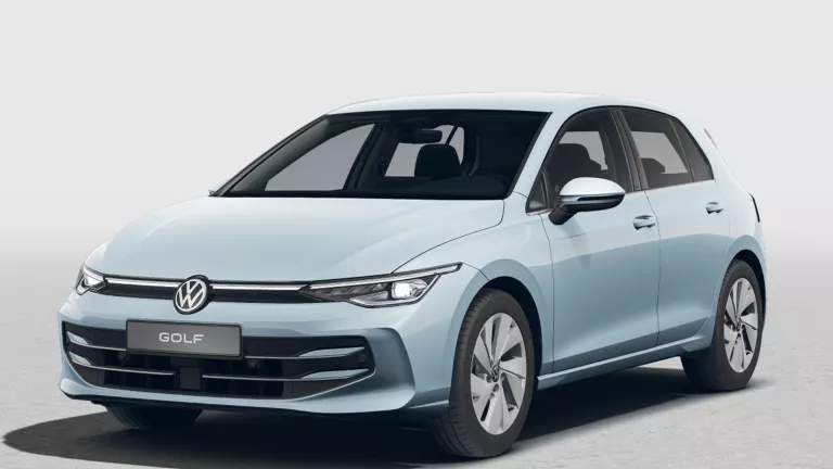 Hellblauer VW Golf mit fünf Türen, LED-Scheinwerfern und Radkappen, Frontansicht leicht von rechts