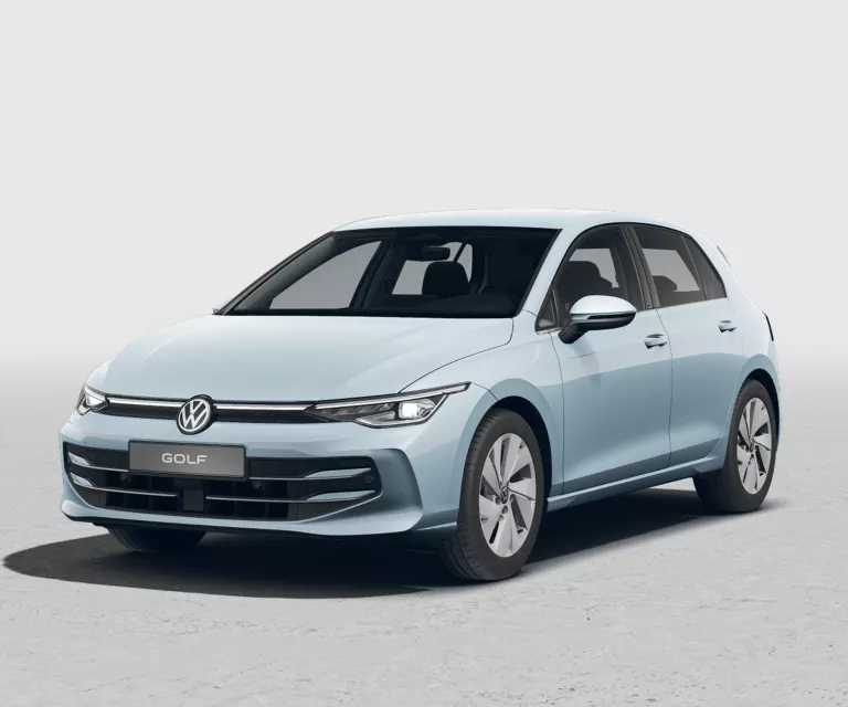 Hellblauer VW Golf mit fünf Türen, LED-Scheinwerfern und Radkappen, Frontansicht leicht von rechts