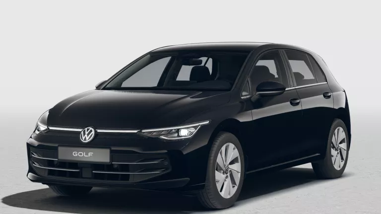 Schwarzer VW Golf mit fünf Türen, LED-Scheinwerfern und Radkappen, Frontansicht leicht von rechts