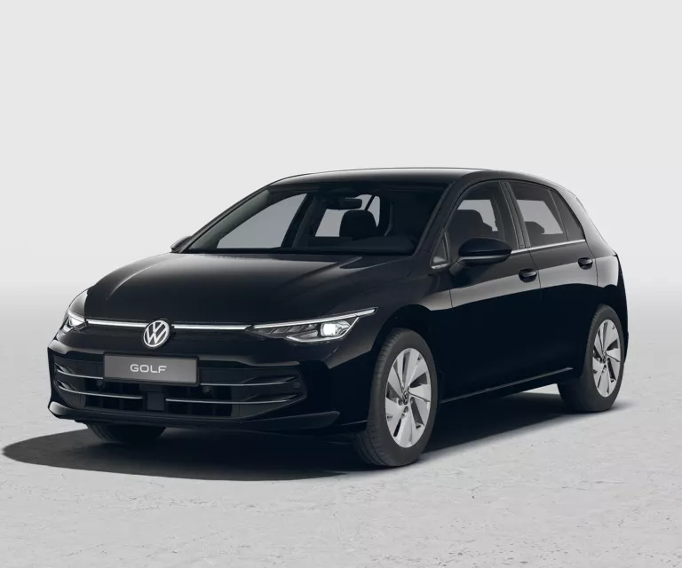 Schwarzer VW Golf mit fünf Türen, LED-Scheinwerfern und Radkappen, Frontansicht leicht von rechts