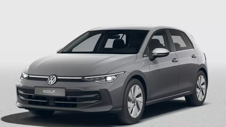 Dunkelgrauer VW Golf mit fünf Türen, LED-Scheinwerfern und Radkappen, Frontansicht leicht von rechts