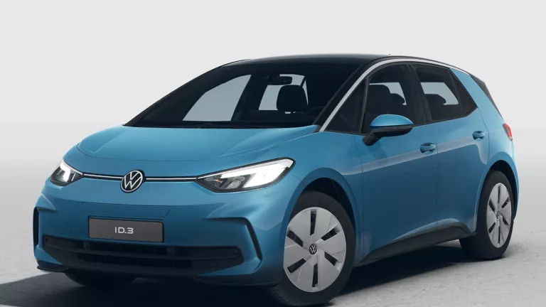 Türkis-schwarzer VW ID.3 mit fünf Türen, LED-Scheinwerfern und Radkappen, Frontansicht leicht von rechts