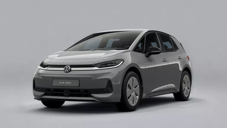 Grauer VW ID.3 Neo Trend auf grauem Hintergrund.