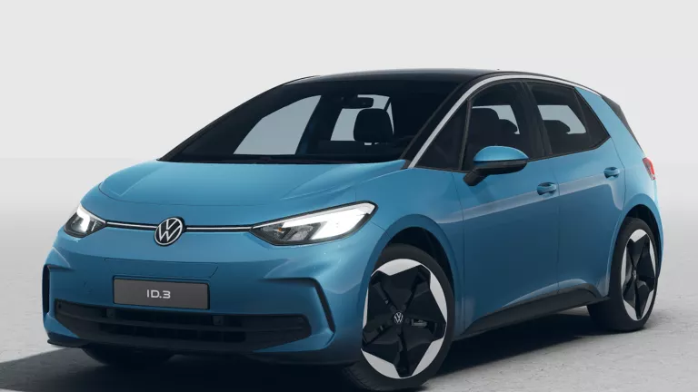 Türkis-schwarzer VW ID.3 mit fünf Türen, LED-Scheinwerfern und Radkappen, Frontansicht leicht von rechts