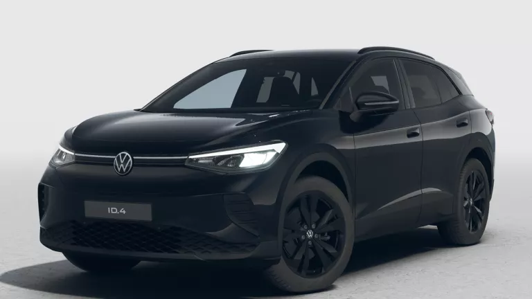 Schwarzer VW ID.4 Black Edition mit fünf Türen, LED-Scheinwerfern und Radkappen, Frontansicht leicht von rechts.