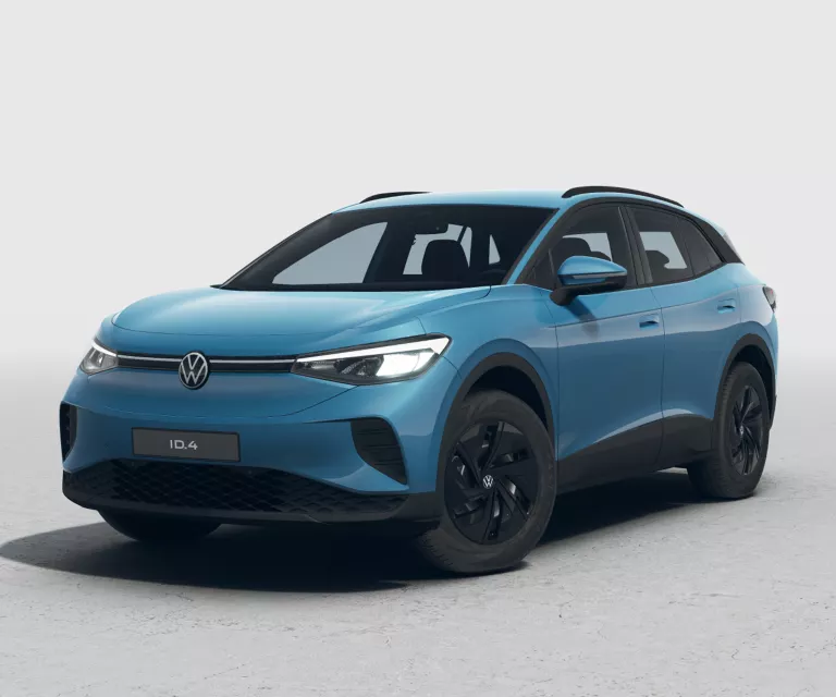 Seitliche Frontansicht auf einen blauen VW ID.4 vor einem weißen Hintergrund
