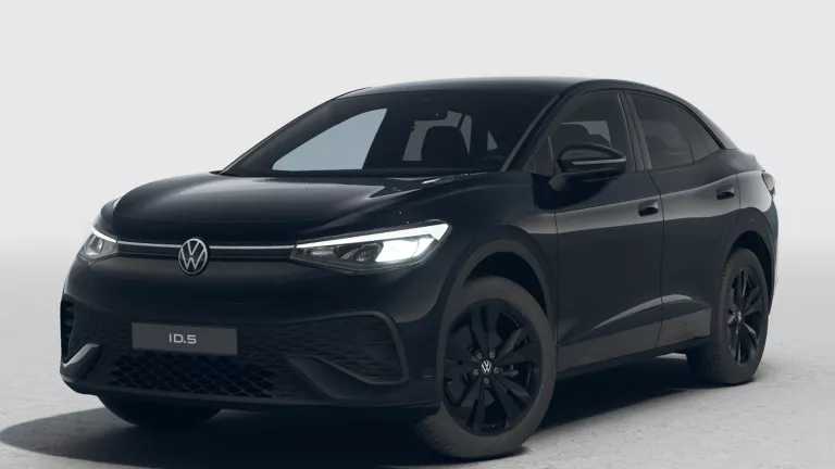 Schwarzer VW ID.5 Black Edition mit fünf Türen, LED-Scheinwerfern und Radkappen, Frontansicht leicht von rechts