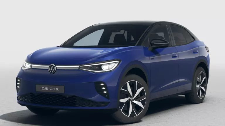 Blauer VW ID.5 GTX mit fünf Türen, LED-Scheinwerfern und Radkappen, Frontansicht leicht von rechts