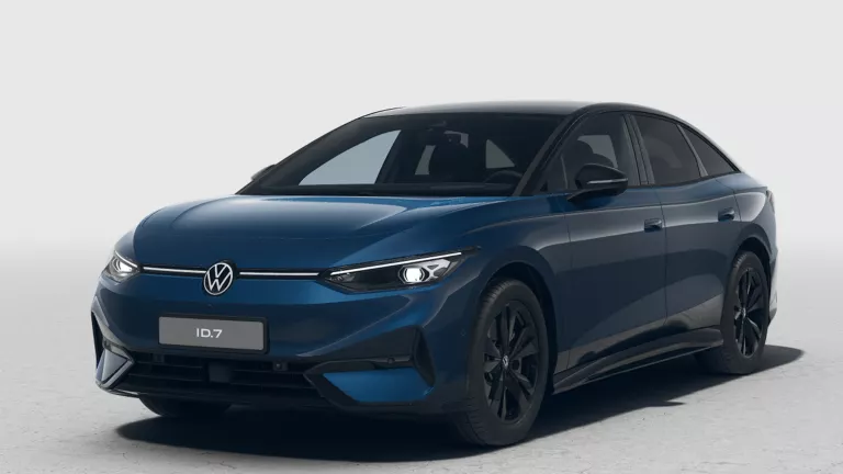 Blau-schwarzer VW ID.3 mit fünf Türen, LED-Scheinwerfern und Radkappen, Frontansicht leicht von rechts